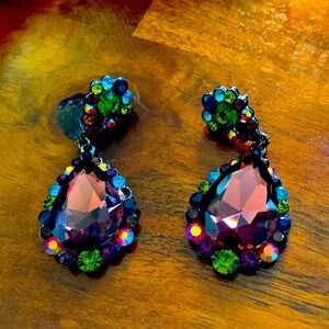 Stunning colored earrings. Just gorgeous.